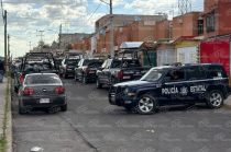 Elementos de seguridad de los tres órdenes de gobierno mantienen un operativo en Tecámac para lograr la liberación de los rehenes.