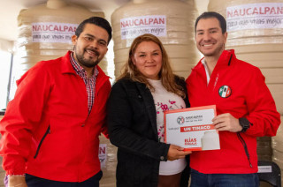 El coordinador del Grupo Parlamentario del PRI, Elías Rescala, entregó 50 tinacos a familias de San Francisco Chimalpa.