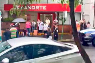 El momento fue captado por una cámara de seguridad 