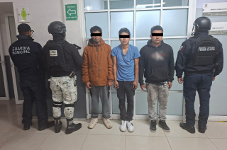 Tres presuntos integrantes de una célula dedicada al narcomenudeo fueron detenidos por elementos de la SSEM, Guardia Nacional y Policía Municipal en la colonia Praderas de San Mateo.