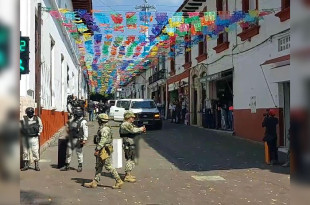 Los elementos de seguridad, todos policías municipales a cargo de la protección del político, fueron arrestados en la Casa de la Cultura, en pleno centro de Uruapan.