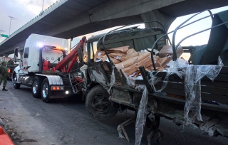 Ocho soldados lesionados tras volcadura en la México-Querétaro