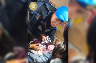 Una mujer del cuerpo de policías recibió a la bebé que llegó al mundo en buenas condiciones, para posteriormente entregarlo con su madre.