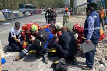 Las maniobras para retirar la unidad continúan y la policía pide tomar vías alternas.