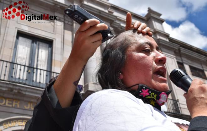 Laidy, hermana del joven preso, relató que fue condenado bajo el argumento de haberlo identificado por ser "moreno y estar sucio de la ropa". Mientras recibe en la cabeza la máquina para rapar su cabello