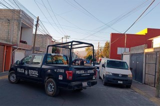 Elementos de seguridad resguardaron la zona y solicitaron la intervención de la Fiscalía General de Justicia del Estado de México (FGJEM) para el levantamiento del cadáver.