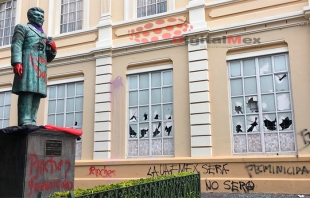 #ÚltimaHora: Vandalizan alumnos en paro, edificio de Rectoría de la #UAEMex