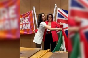 En el video, se ve a la Gimnasta y su hermana sosteniendo la bandera de México, cuando Elsa la toma de las dos puntas y la lanza al suelo, esto ha generado un intenso debate en redes sociales.