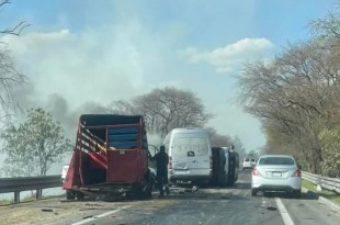 Entre los vehículos involucrados se encontraba una camioneta tipo Van que transportaba a estudiantes de la Universidad de Ixtlahuaca.