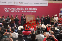 Develación de la placa que oficializa la denominación de origen del mezcal mexiquense.