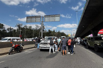 Transportistas bloquean los carriles centrales del Periférico Norte