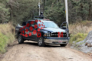 Elementos de la Policía Estatal resguardan la zona donde fue hallado un hombre sin vida