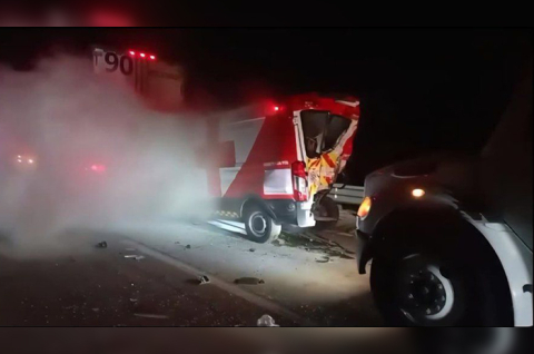 Tras el fuerte choque, el rescatista quedó atrapado entre los fierros retorcidos y perdió la vida calcinado antes de que pudiera ser auxiliado.