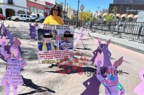 Siluetas de mujeres víctimas de violencia adornan las calles de Toluca.