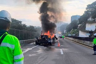 Un tráiler quedó prácticamente calcinado sobre la autopista Chamapa-Lechería, antes de la caseta La Venta.