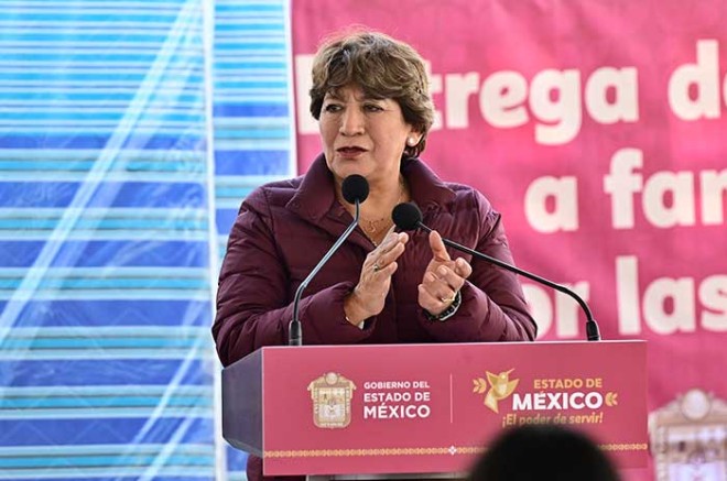 Delfina Gómez Álvarez entrega enseres domésticos en Chalco