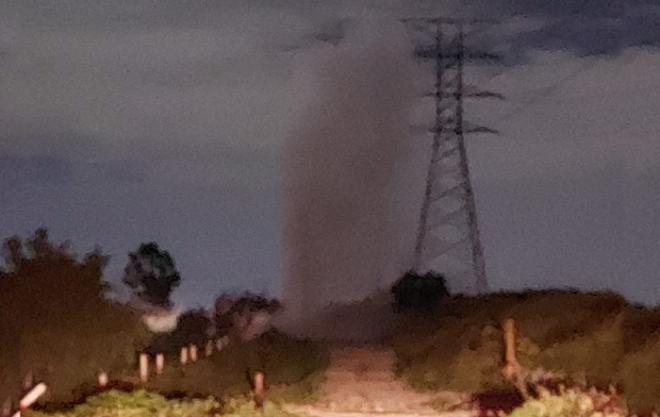 Los hechos se registraron a un costado del kilómetro 7 de la vía rápida, en un terreno de cultivo de Joyas de Atlautenco, en los límites con Ecatepec.