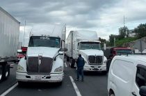 Transportistas ocuparon la caseta de San Cristóbal y provocaron severas afectaciones viales, pese al anuncio de Segob sobre la cancelación de protestas.