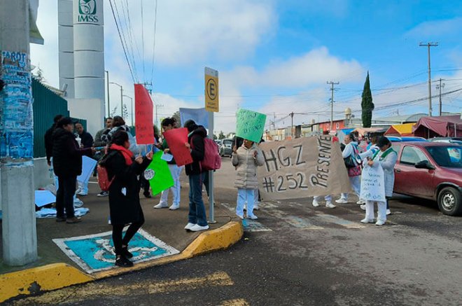 Trabajadores del HGZ 252 del IMSS bloquearon la vialidad Jorge Jiménez Cantú, en Atlacomulco, para exigir un aumento salarial del 10%.