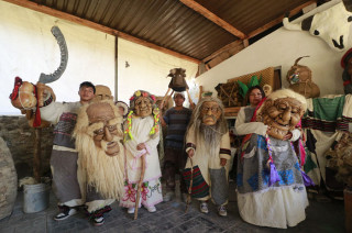 Su origen se remonta a 1912, cuando los habitantes de Temascalcingo, en medio de una crisis agrícola y sanitaria, elevaron oraciones disfrazados de ancianos para pedir mejores tiempos.