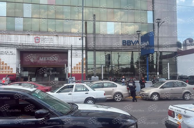 En esta sucursal bancaria de Toluca, un cuentahabiente fue despojado de aproximadamente un millón de pesos por dos hombres armados.