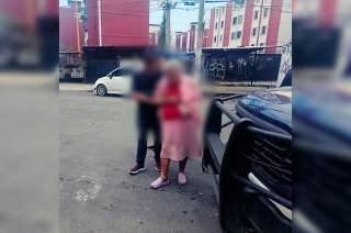 Guadalupe, de 72 años, salió de Iztapalapa para vender cuadernos, pero terminó en Ciudad Azteca sin poder identificar la ruta para regresar a casa.