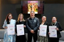 Víctor Leopoldo Delgado Pérez, titular de la CODHEM, junto con participantes de la obra colectiva Tus obligaciones en la atención de mujeres, adolescentes y niñas, presentada en la FILEM 2026.