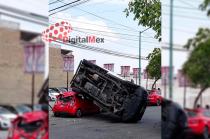 Camioneta Acadia se impactó contra una camioneta de transporte, la cual salió proyectada contra dos carros.