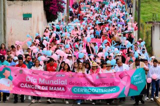 Autoridades, personal de salud, estudiantes y habitantes de Villa Victoria participaron en una marcha para promover la prevención y detección oportuna del cáncer de mama y cervicouterino.