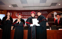 Recibe Sergio Javier Medina Doctorado Honoris Causa