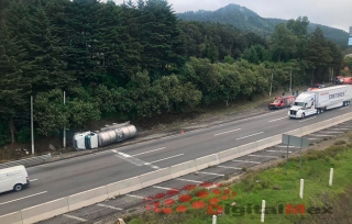 Vuelca pipa con material peligroso en la México-Toluca