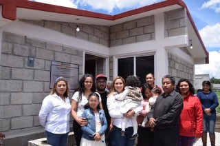 La familia Domínguez Flores había perdido su hogar a causa de un incendio que se salió de control en la colonia Reforma, hoy recibió su nueva casa.