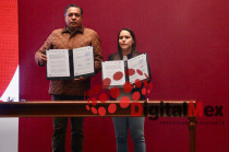 Ricardo Moreno, presidente municipal de Toluca, durante la firma del convenio con el INEA para combatir el analfabetismo y el rezago educativo en el municipio.