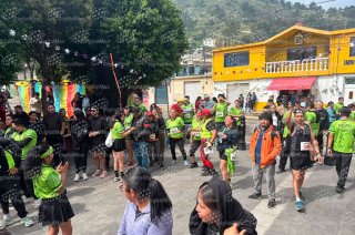 Corredores participaron en la Carrera Atlética AZCATL 6K, realizada en Santa Cruz Atzcapotzaltongo, Toluca.
