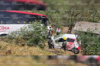 Tras el impacto, ambas unidades salieron de la vialidad y cayeron a un barranco, dejando a los conductores lesionados y provocando la movilización de cuerpos de emergencia.