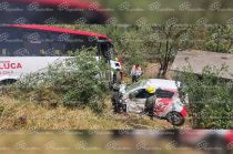 Tras el impacto, ambas unidades salieron de la vialidad y cayeron a un barranco, dejando a los conductores lesionados y provocando la movilización de cuerpos de emergencia.