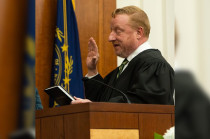 Juez federal considera que la medida causaría “daño irreparable” a menores nacidos después del 20 de febrero de 2025.