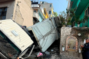 Video: Camión se queda sin frenos y vuelca en Naucalpan; una mujer muere