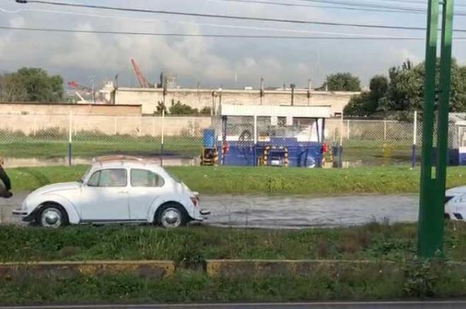 Los vehículos compactos van a vuelta de rueda.