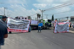 Transportistas, operadores de grúas y concesionarios cerraron la carretera México-Cuautla para denunciar presuntos cobros indebidos y exigir la intervención del Gobierno del Estado de México.