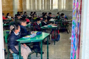 Miles de alumnos de educación básica en el Estado de México regresarán a las aulas con uniformes cuyo costo total, entre el de diario y el deportivo, oscilará entre 2 mil 300 y 2 mil 700 pesos.