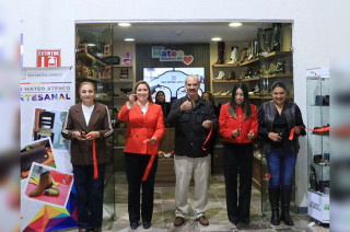 La presidenta municipal Ana Aurora Muñiz Neyra y el Almirante José Carlos Vera Vidal durante la inauguración de la tienda “San Mateo Atenco Mi Corazón” en el Aeropuerto Internacional de Toluca.