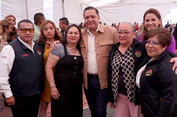 El alcalde de Toluca convivió con trabajadoras sindicalizadas durante un desayuno por el Día de las Madres y destacó su papel en el funcionamiento del municipio.