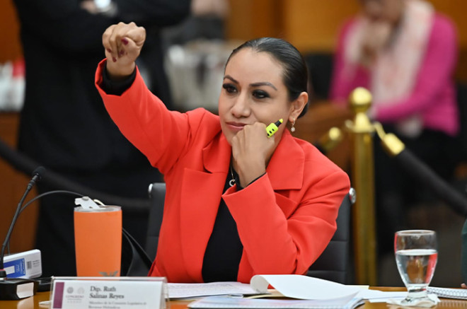 La diputada Ruth Salinas Reyes durante la presentación de la iniciativa que impulsa empleo juvenil y acceso gratuito a internet en Edoméx.