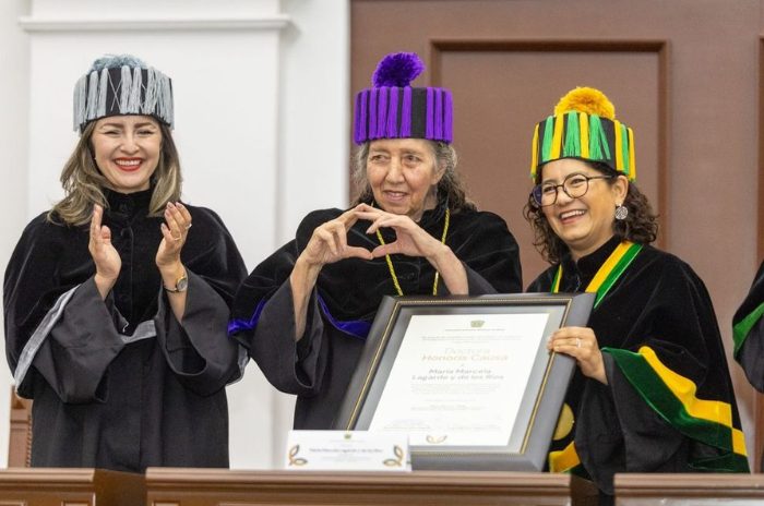 Entrega del Doctorado Honoris Causa a Marcela Lagarde durante la ceremonia realizada en el Aula Magna.