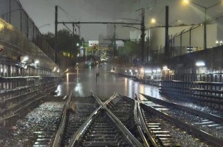 La afectación al servicio se deriva del ingreso de agua a la zona del cajón.