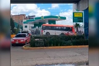 #Video: chófer de autobús daña gasolinera en Xonacatlán
