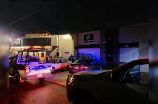 De acuerdo con testigos, los individuos ingresaron al local y despojaron a los clientes de teléfonos celulares, carteras y otros objetos personales.