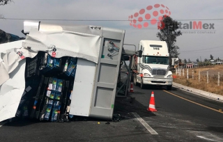 Vuelca otro tráiler en la Toluca-Atlacomulco; caos vial