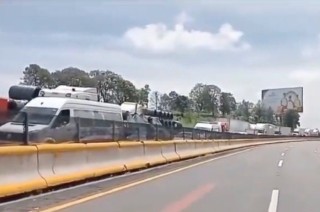 El bloqueo en ambos sentidos de la México-Puebla se realiza en el kilómetro 71, a la altura del municipio de Santa Rita Tlahuapan